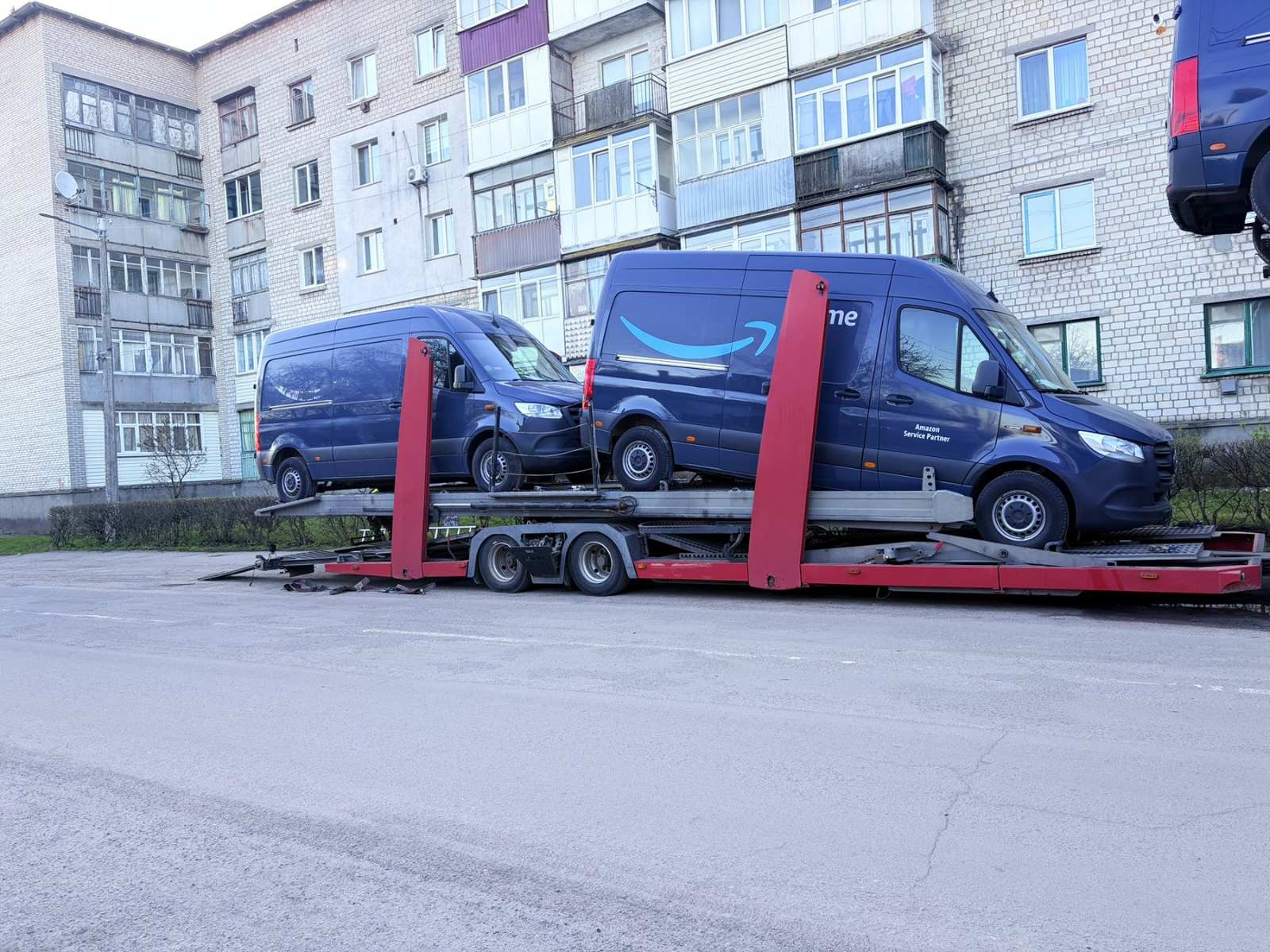 Електромобілі та легкові авто на автовозі