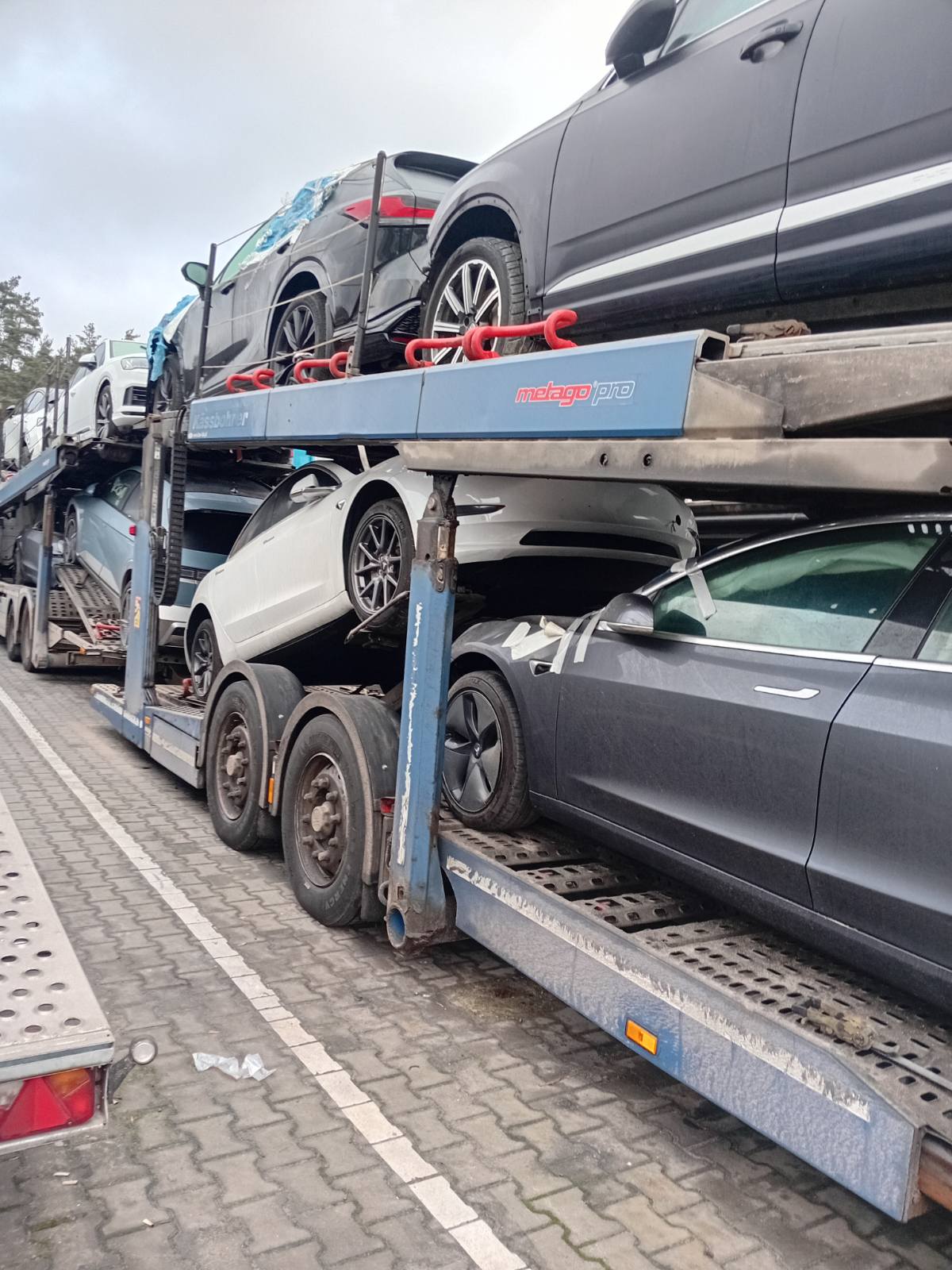 Автомобілі на автовозі під час міжнародного перевезення