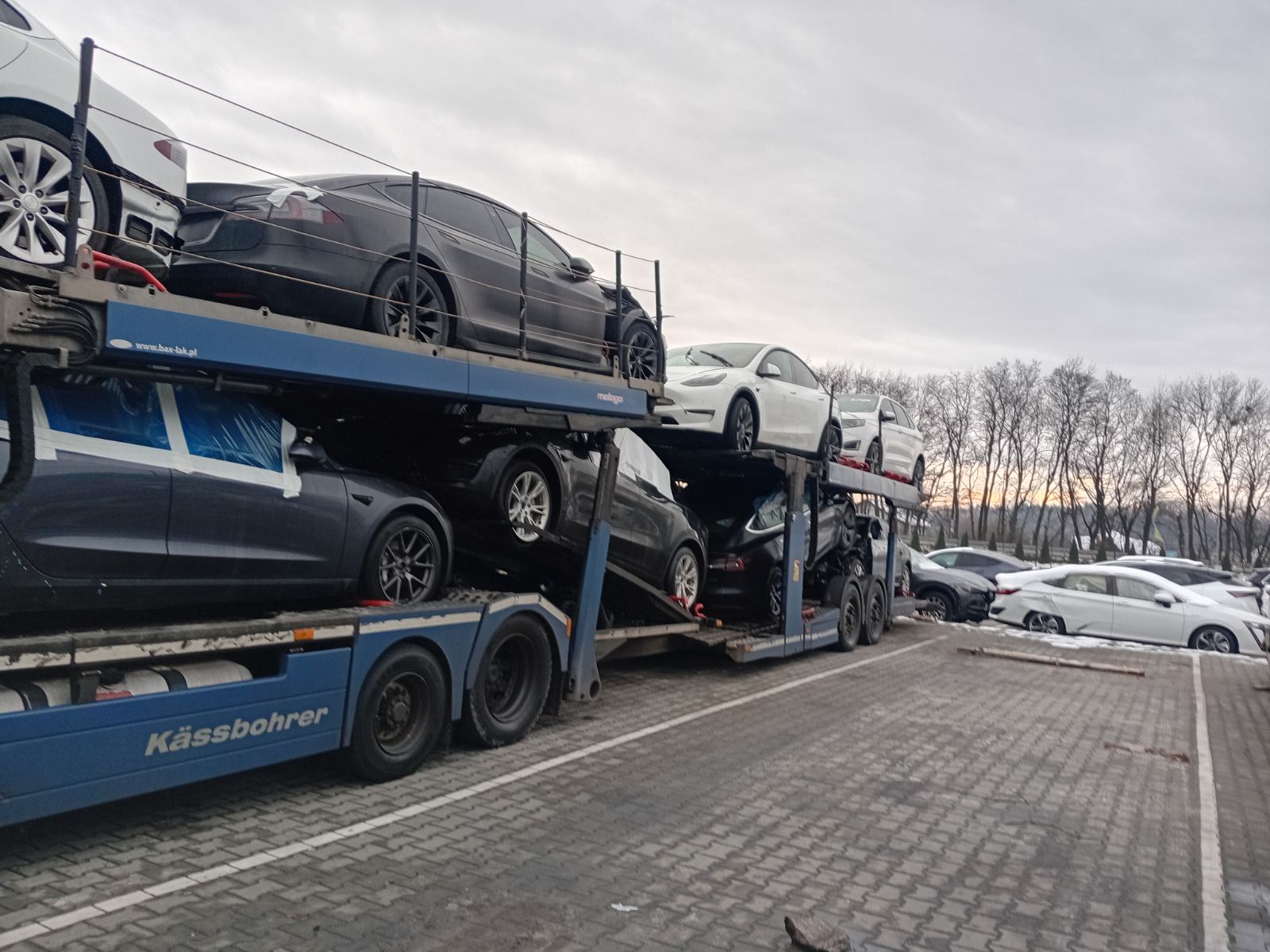 Автовоз з комерційними автомобілями після доставки в Україну