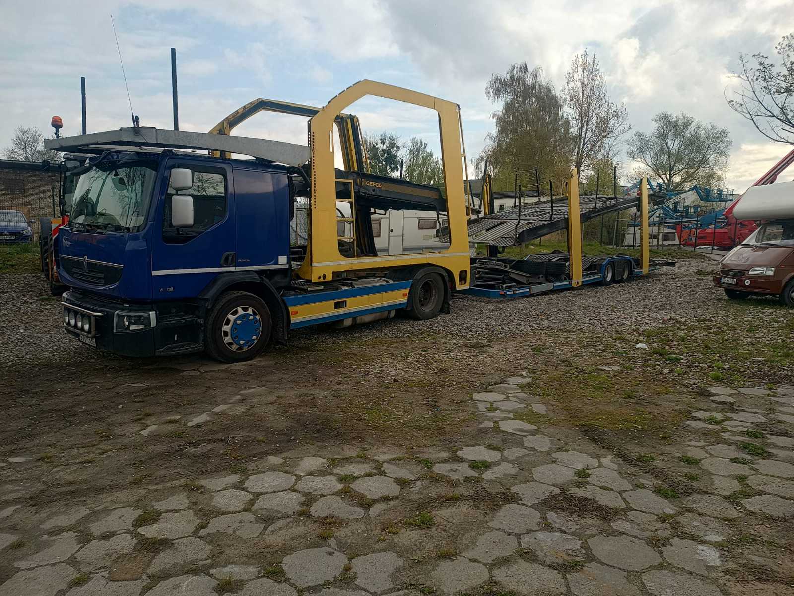 Автовоз Авто-Транс з автомобілями під час нового рейсу
