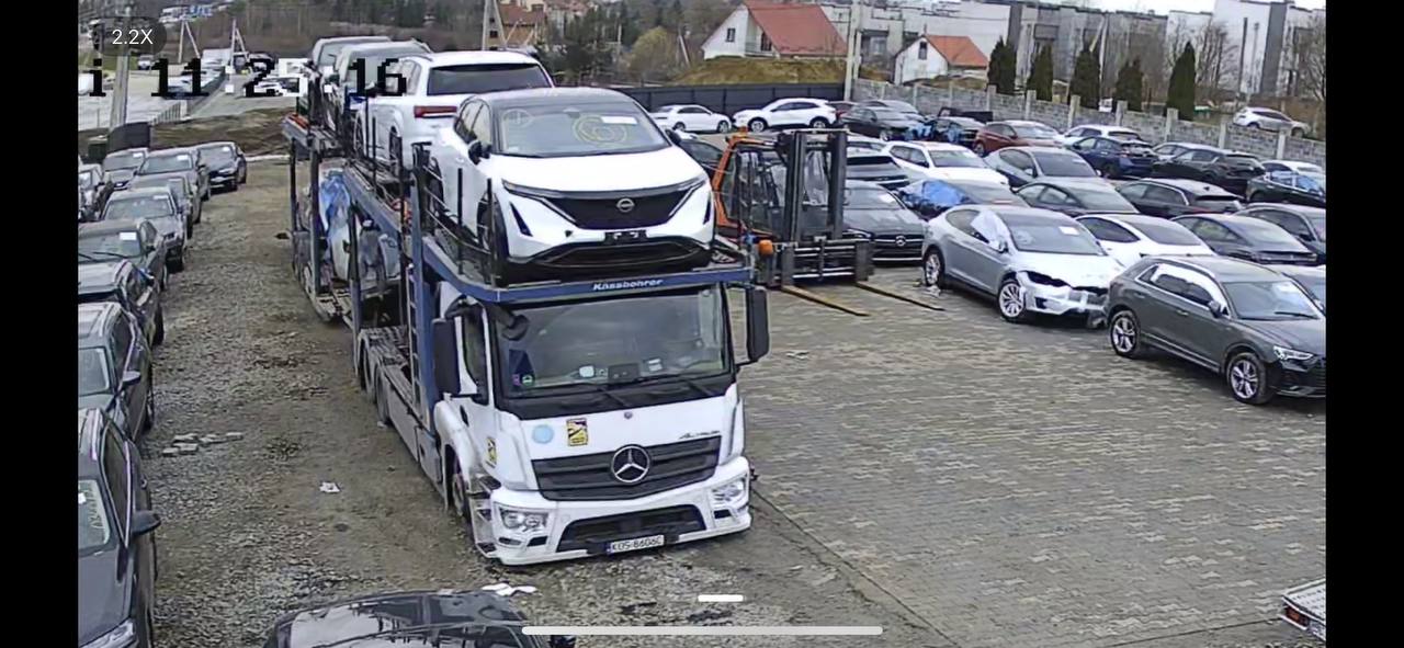 Широкий кадр автовоза Авто-Транс із завантаженими автомобілями